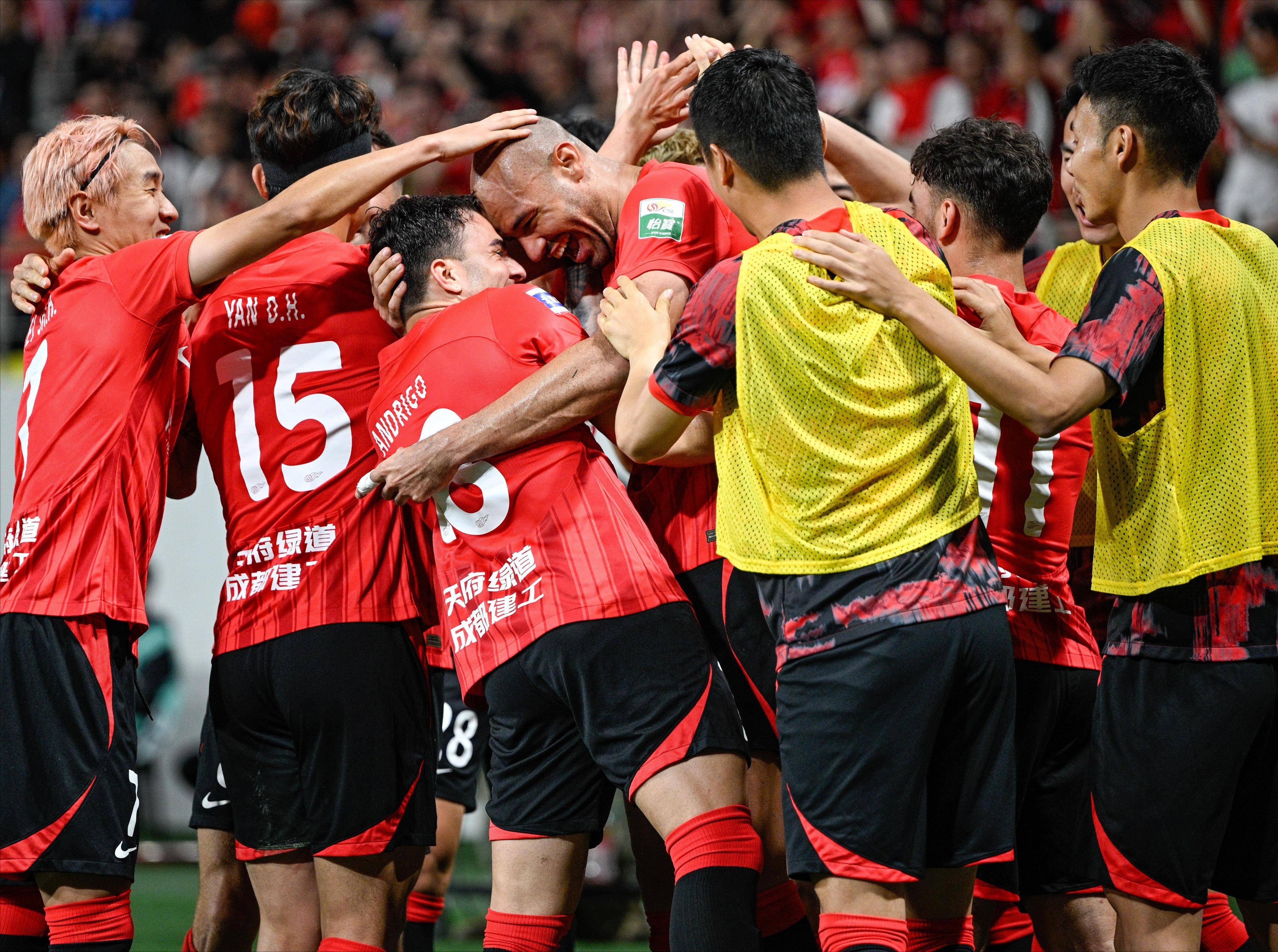 今夜体能课后,成都蓉城更衣室发声备战NBA常规赛,震撼外界,团队化学反应显著 今夜体能课后,成都蓉城更衣室发声备战NBA常规赛,震撼外界,团队化学反应显著